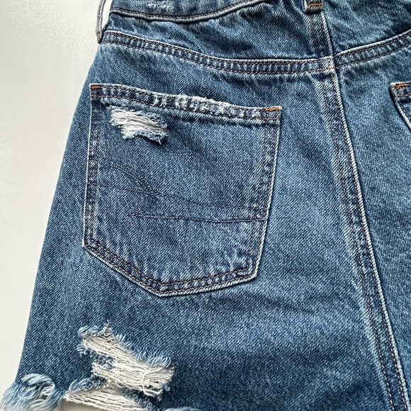 American Eagle Distressed High Waisted Mom Shorts Size 2 - Picture 8 of 13